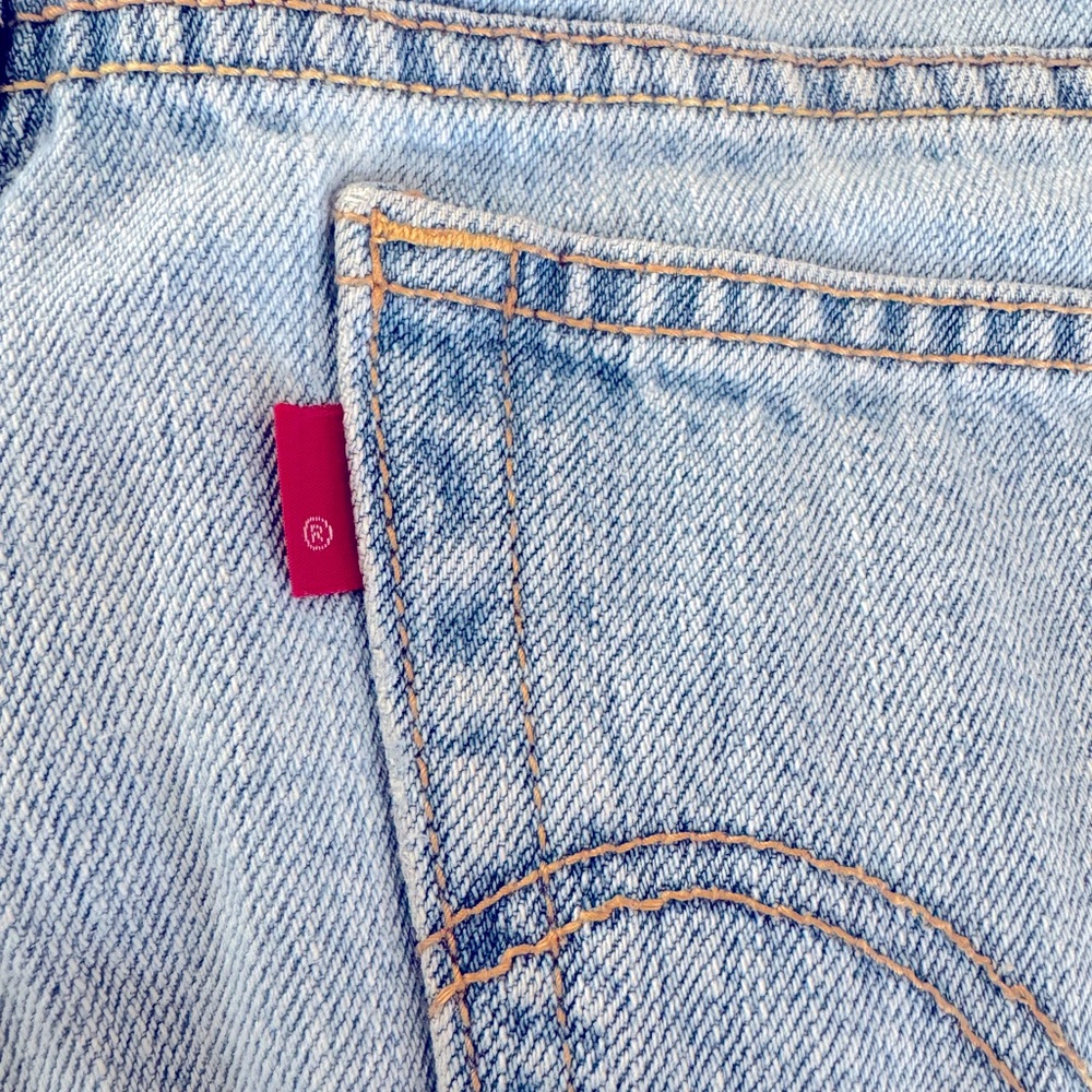 Levi's 550 Relaxed Blue Jean Shorts Frayed Hem Women’s 12 Cut offs - Picture 3 of 7